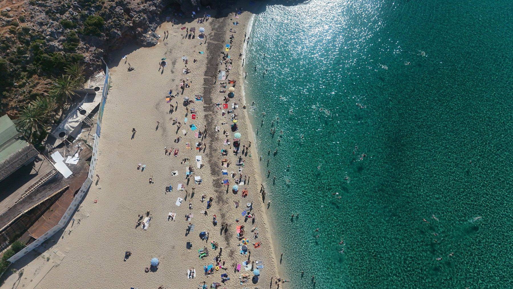 Alanya'da yazı aratmayan görüntüler: Turistler Ekim ayında sahilleri doldurdu