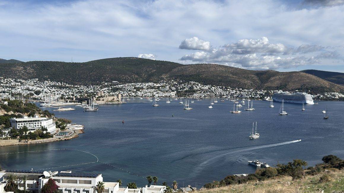 Bodrum'da deniz, kum ve güneş keyfi sürüyor: Tatilciler sahilleri boş bırakmadı