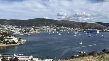 Bodrum'da deniz, kum ve güneş keyfi sürüyor: Tatilciler sahilleri boş bırakmadı