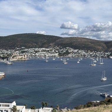 Bodrum'da deniz, kum ve güneş keyfi sürüyor: Tatilciler sahilleri boş bırakmadı