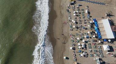 Yağmur sonrası sahillere koştular: Alanya'da deniz sefası ekim ayında da sürdü