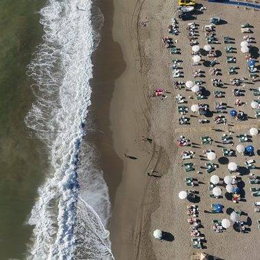 Yağmur sonrası sahillere koştular: Alanya'da deniz sefası ekim ayında da sürdü