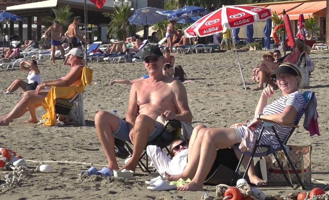 Yağmur sonrası sahillere koştular: Alanya'da deniz sefası ekim ayında da sürdü