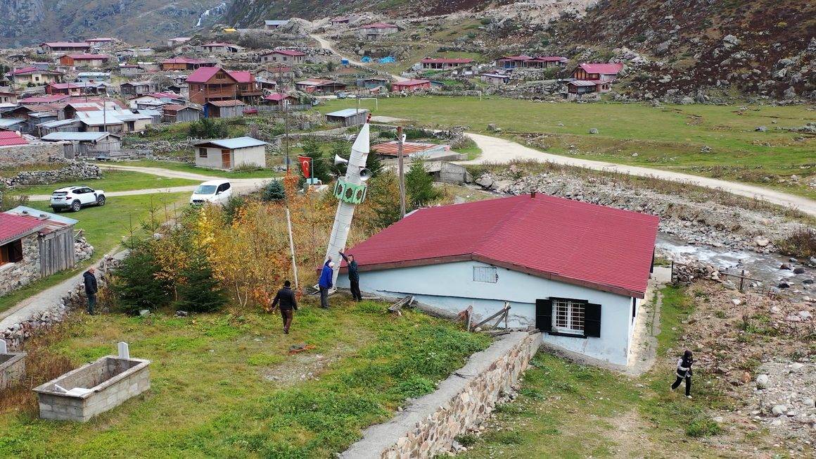 Rize'deki camiye Karadeniz usulü çözüm: Yana yatırılan minare meşhur oldu