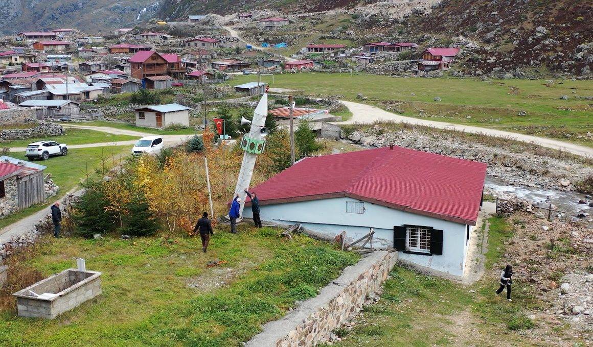 Rize'deki camiye Karadeniz usulü çözüm: Yana yatırılan minare meşhur oldu