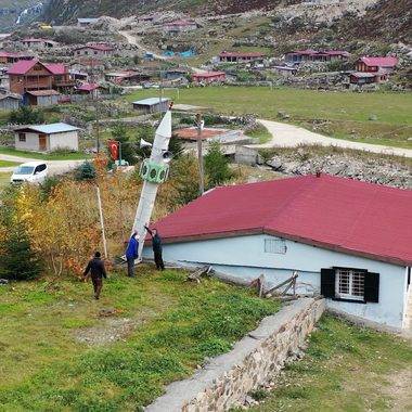 Rize'deki camiye Karadeniz usulü çözüm: Yana yatırılan minare meşhur oldu