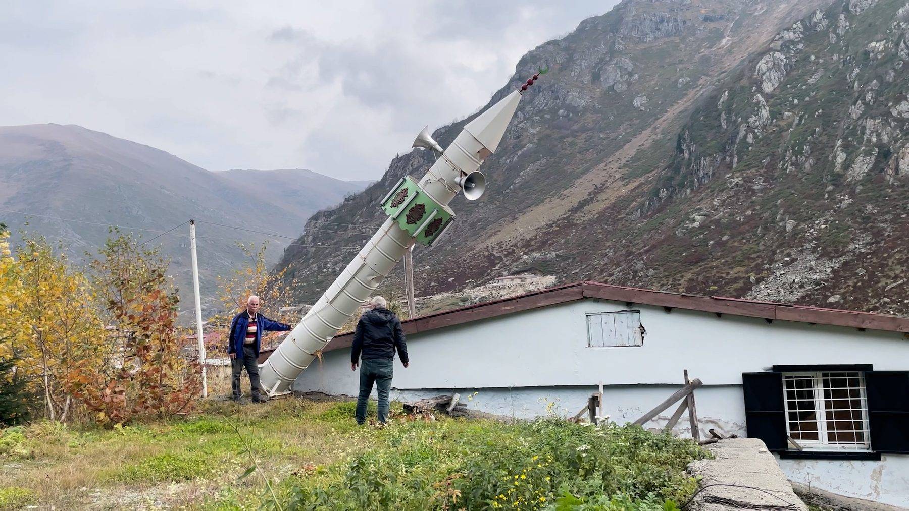 Rize'deki camiye Karadeniz usulü çözüm: Yana yatırılan minare meşhur oldu