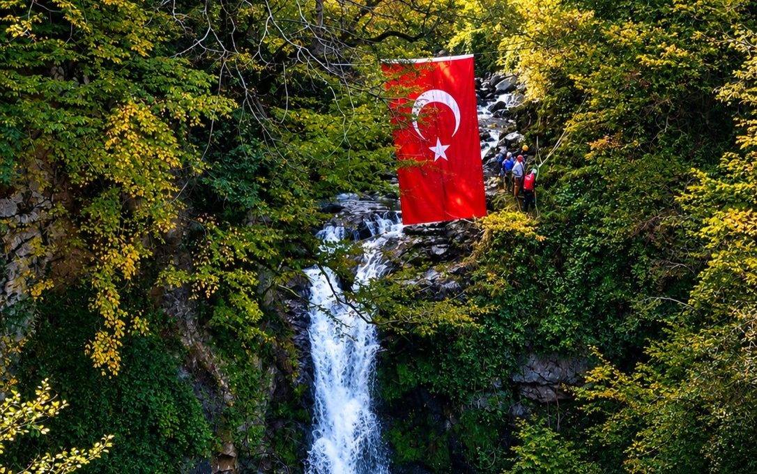 Giresun'da nefes kesen 29 Ekim kutlaması! Cumhuriyet Bayramı coşkusu Akkaya Şelalesi'ne taşındı