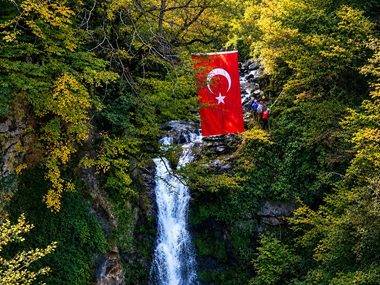 Giresun'da nefes kesen 29 Ekim kutlaması! Cumhuriyet Bayramı coşkusu Akkaya Şelalesi'ne taşındı