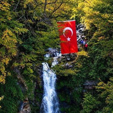 Giresun'da nefes kesen 29 Ekim kutlaması! Cumhuriyet Bayramı coşkusu Akkaya Şelalesi'ne taşındı