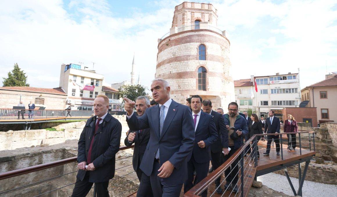 Bakan Ersoy'dan Edirne tarihinin binlerce yıllık şahidi Makedonya Kulesi'ne ziyaret