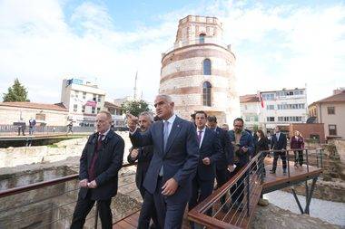 Bakan Ersoy'dan Edirne tarihinin binlerce yıllık şahidi Makedonya Kulesi'ne ziyaret