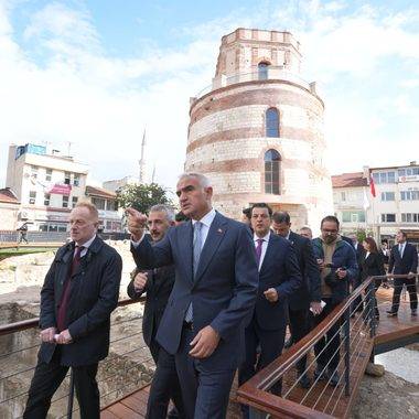 Bakan Ersoy'dan Edirne tarihinin binlerce yıllık şahidi Makedonya Kulesi'ne ziyaret