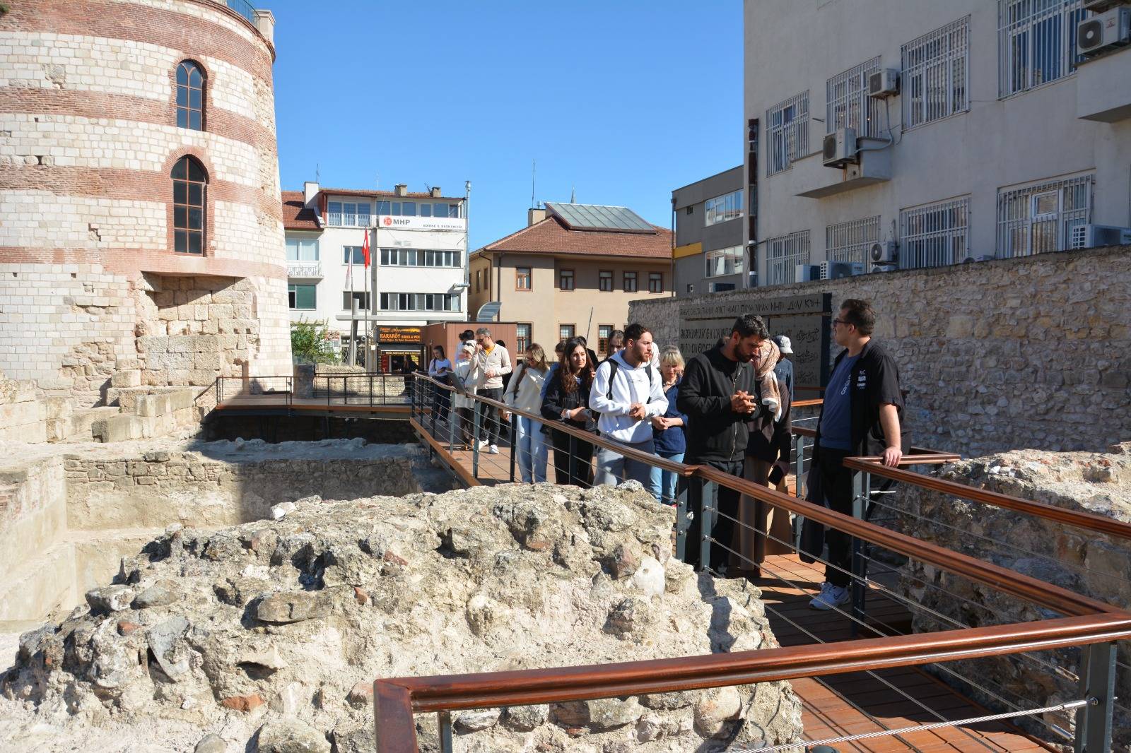Bakan Ersoy'dan Edirne tarihinin binlerce yıllık şahidi Makedonya Kulesi'ne ziyaret